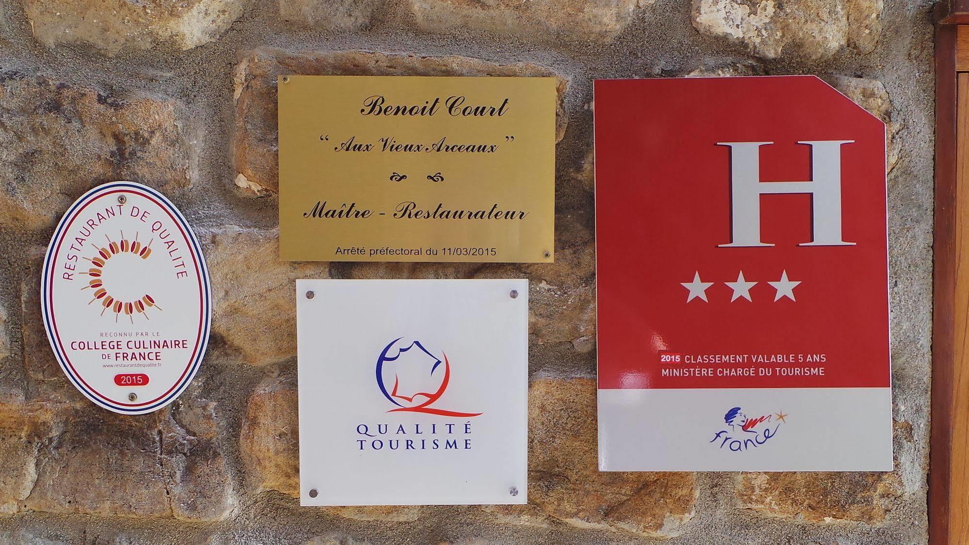 Aux Vieux Arceaux Hotel Mercuer Exterior foto